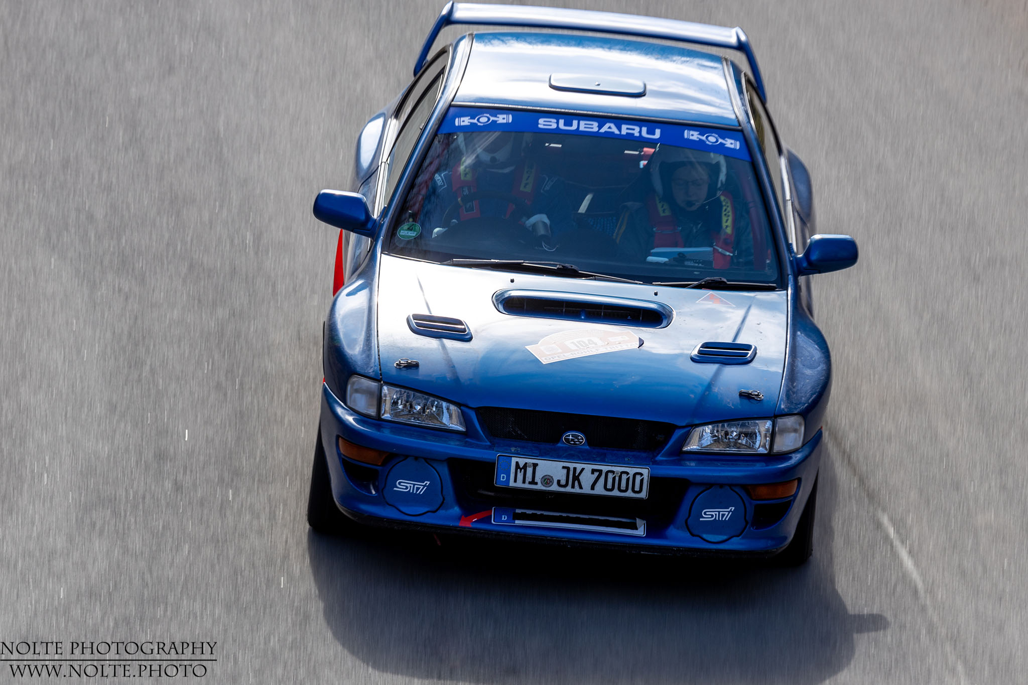 Rechtsgelenkter Subaru Impreza von oben gesehen.