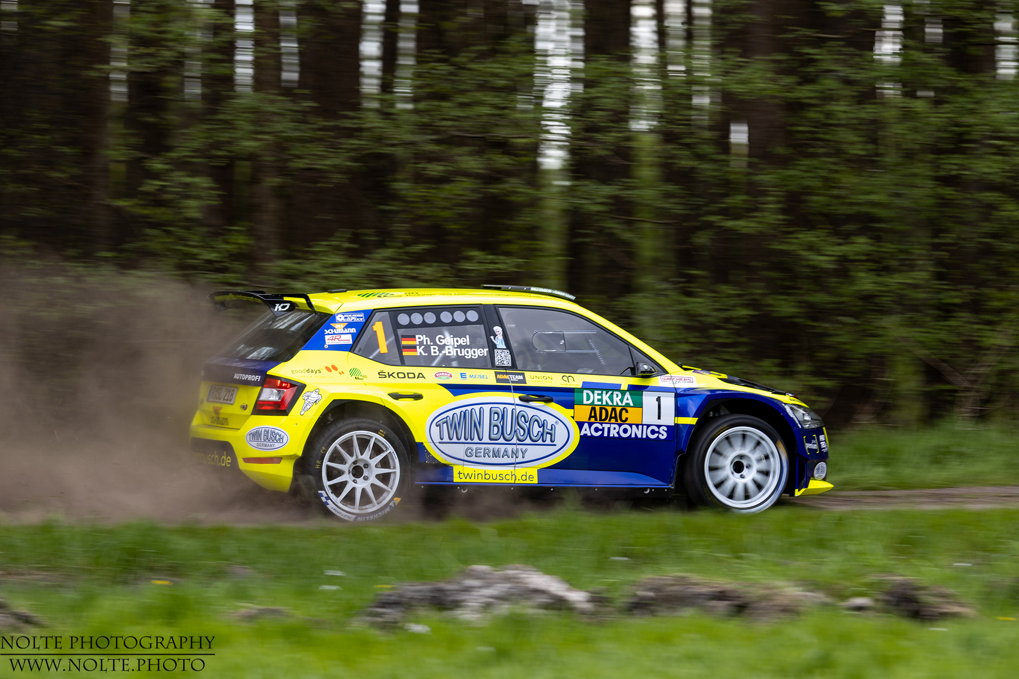 Skoda Fabia mit gezogener Handbremse  bei der ACTronics Rallye Sulingen 2022