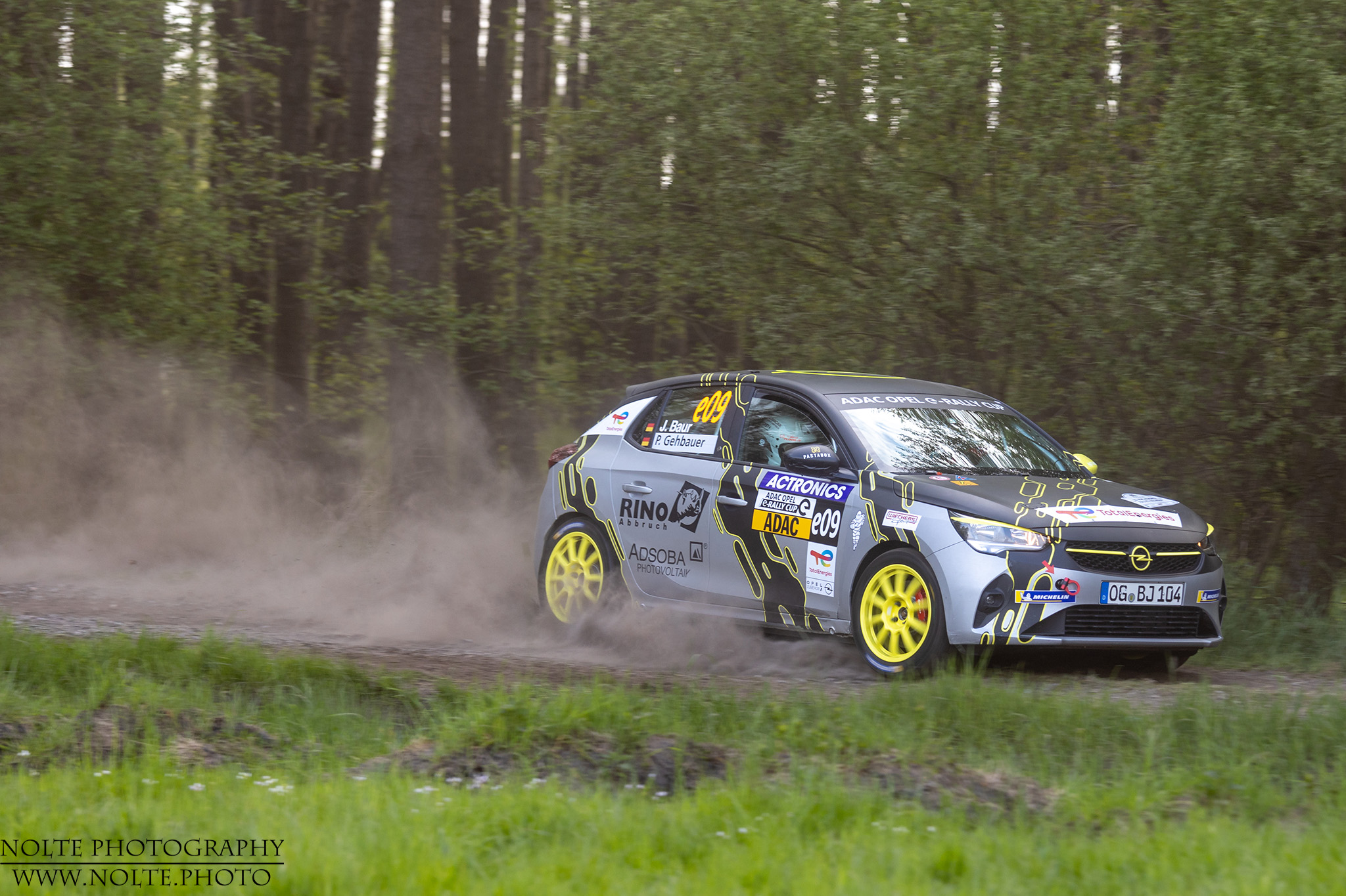 Opel Corsa E Rallye im Drift auf Feldweg