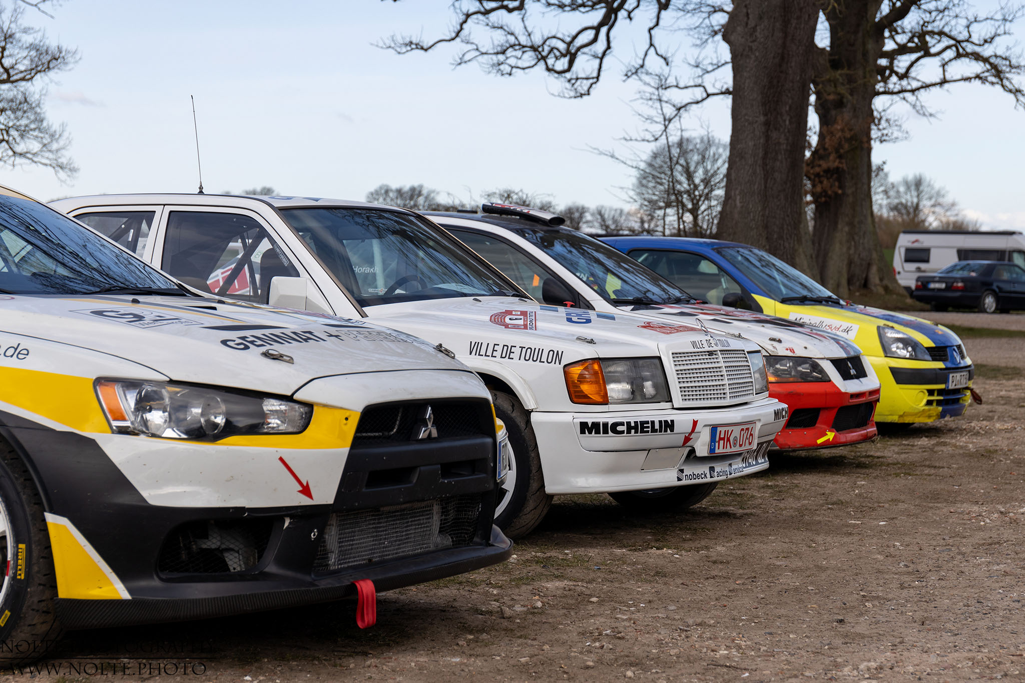 Rallyefahrzeuge vor dem Start