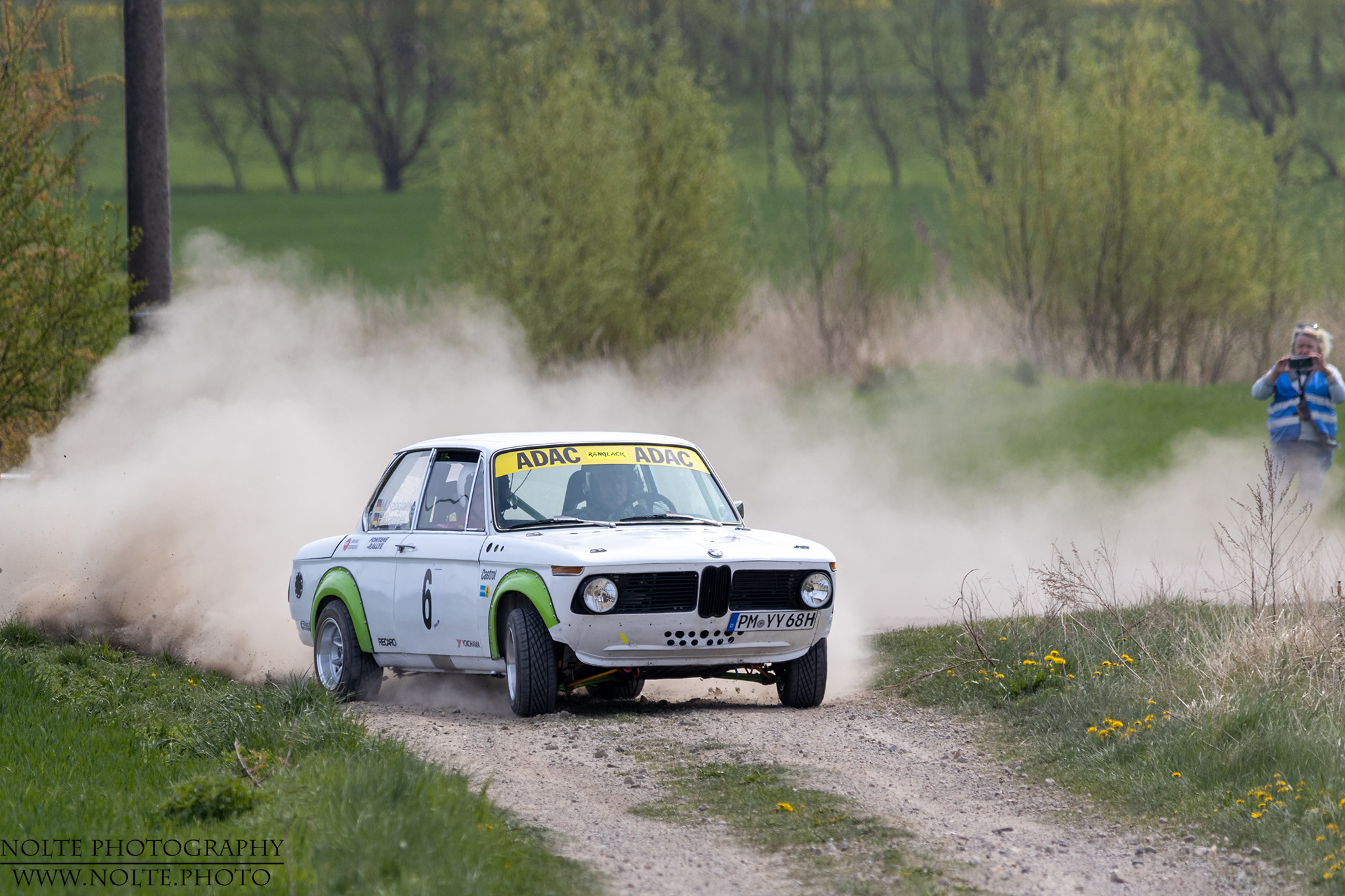 BMW 2002 ti auf staubigem Schotter