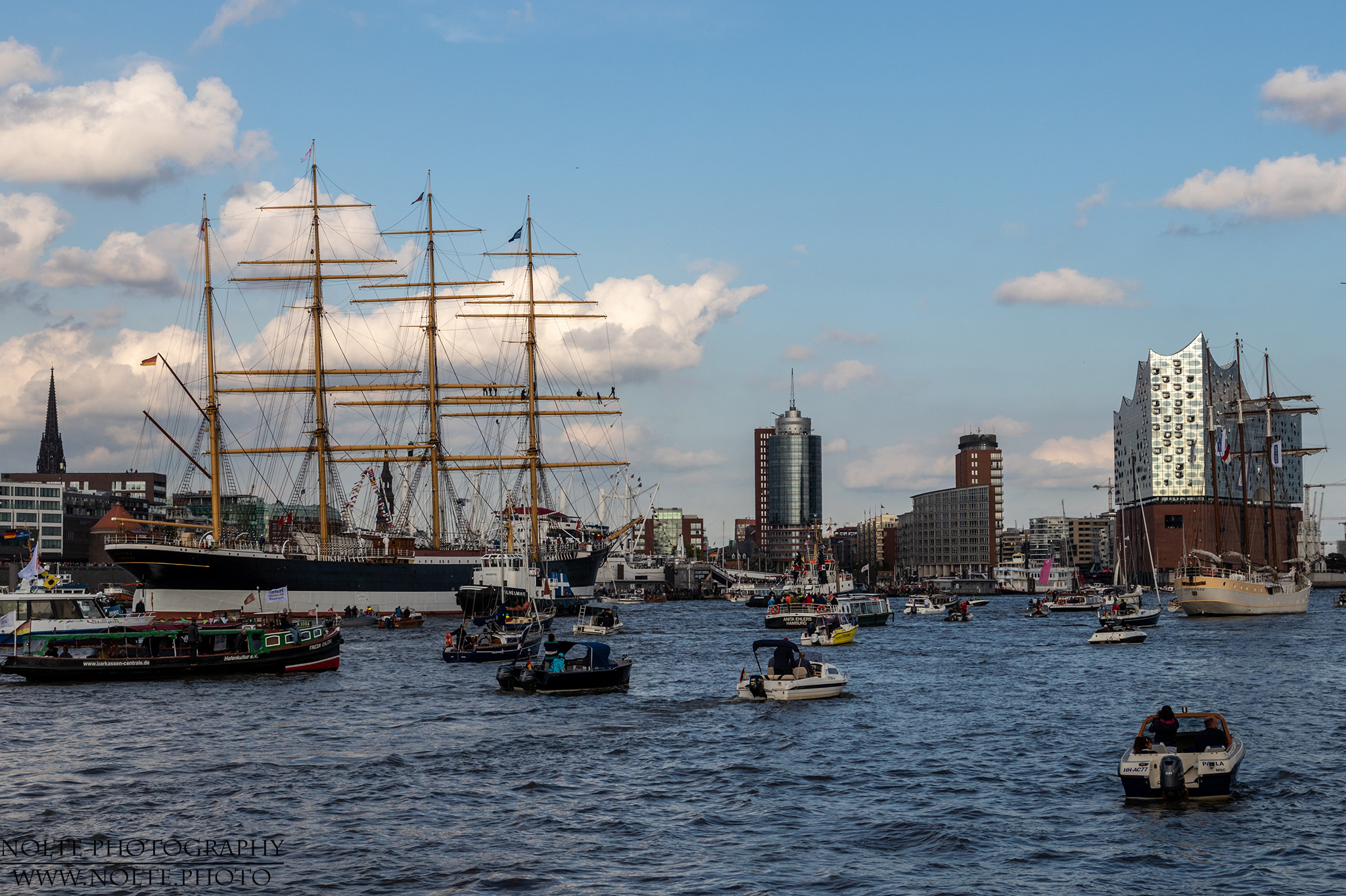 Die Peking mit Begleitflotte