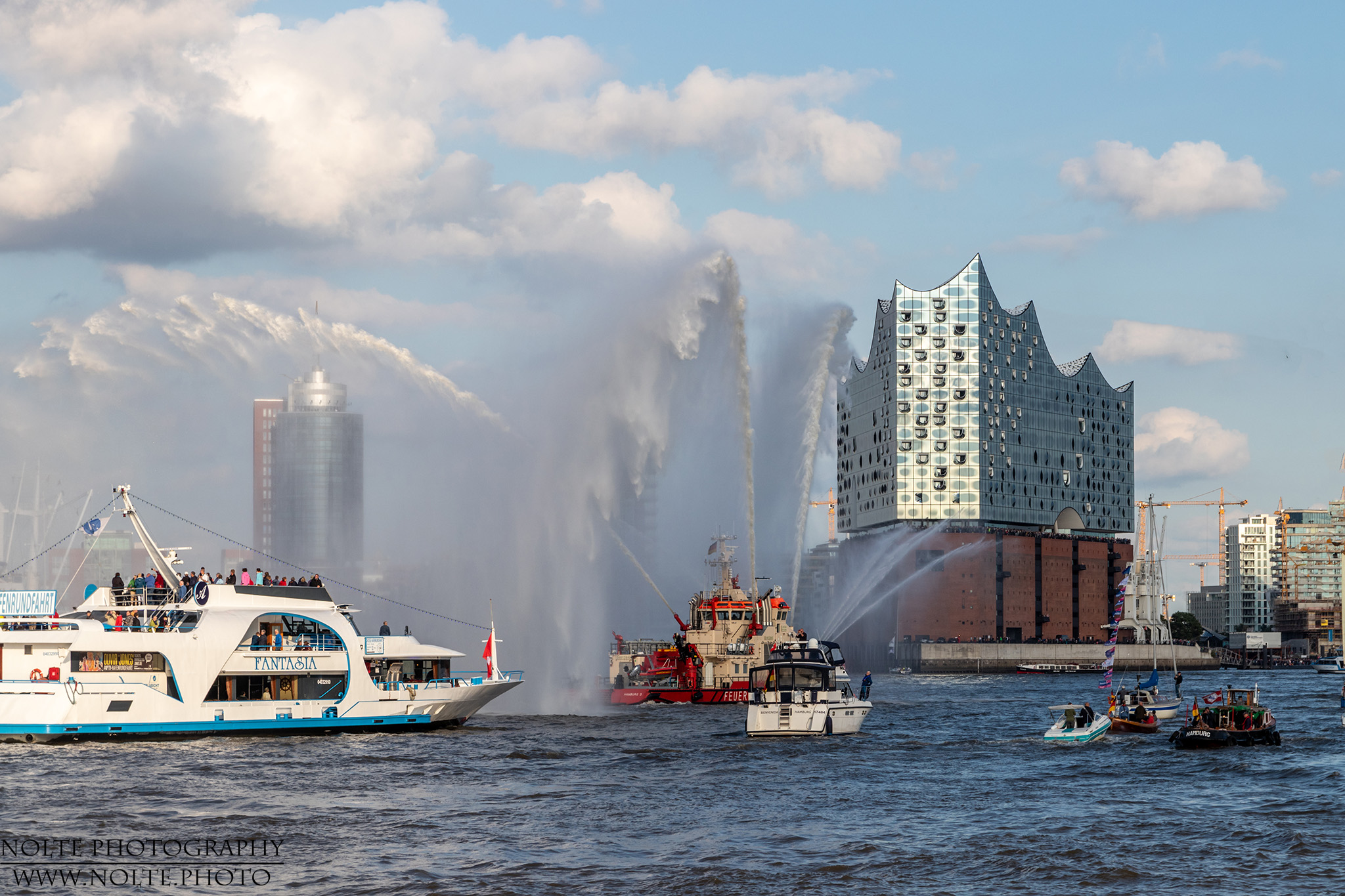 Feuerlöschboot "Branddirektor Westphal" vor der Elphi