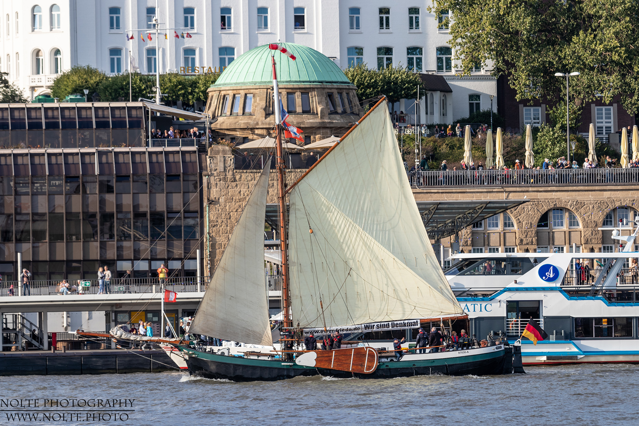 Fischer-Ewer unter Segeln in Hamburg