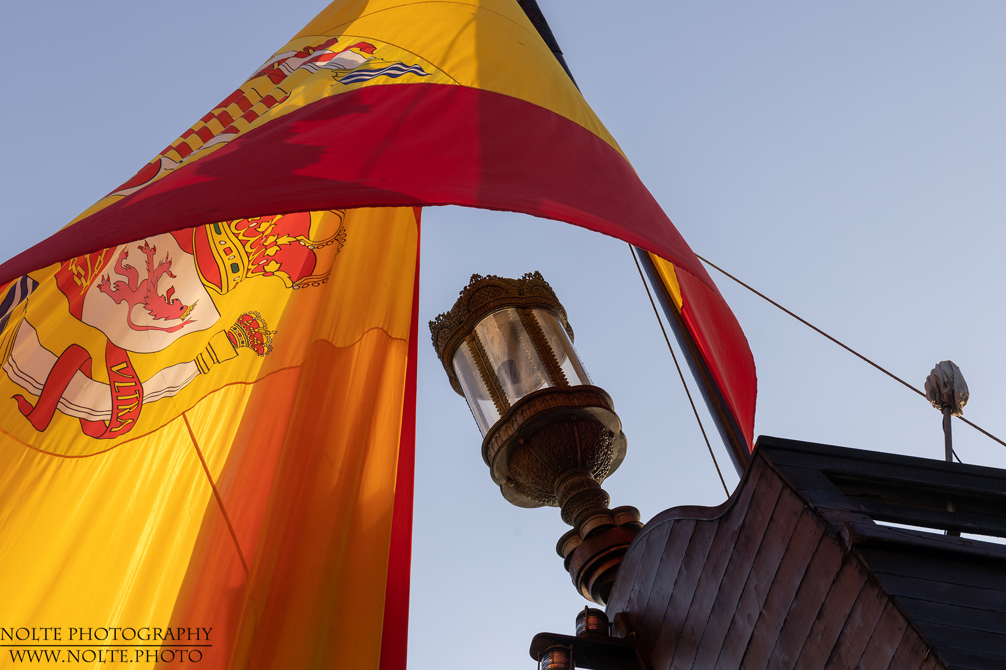 Lampe am Heck der El Galeon mit einer grossen Spenien-Flagge