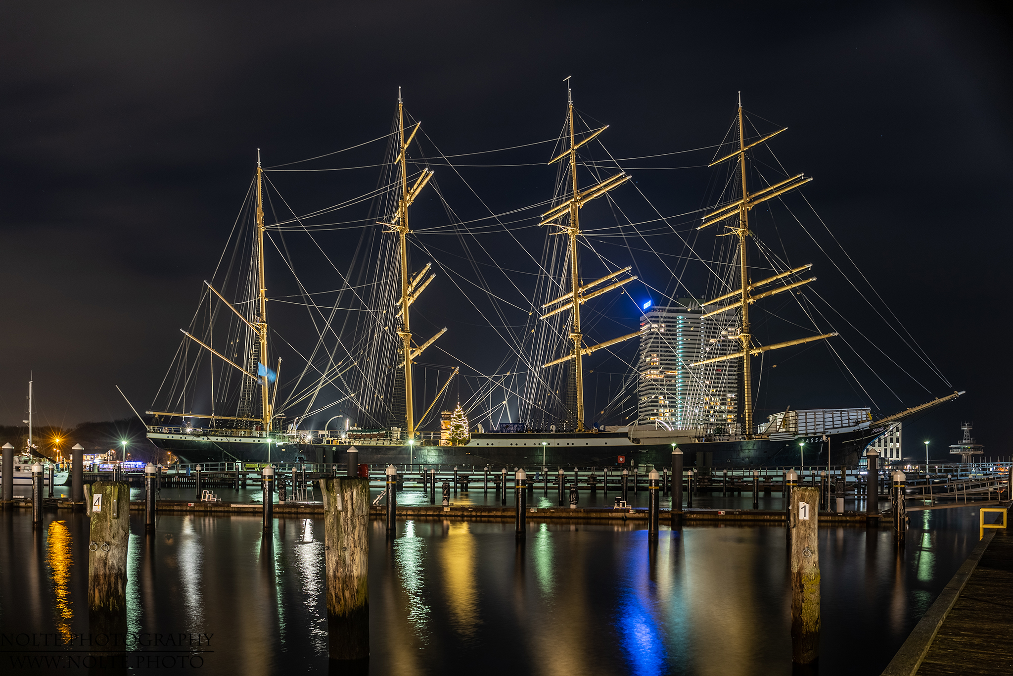 Nachts beleuchtete Passat vom Priwall aus gesehen