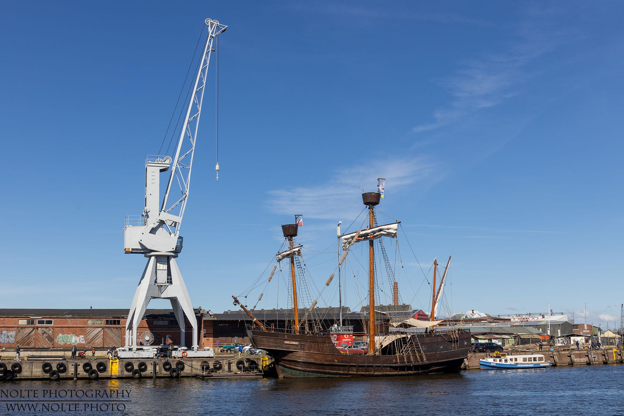 Lisa von Lübeck an ihrem Liegeplatz neben dem historischen Hafenkran im Lübecker Museumshafen