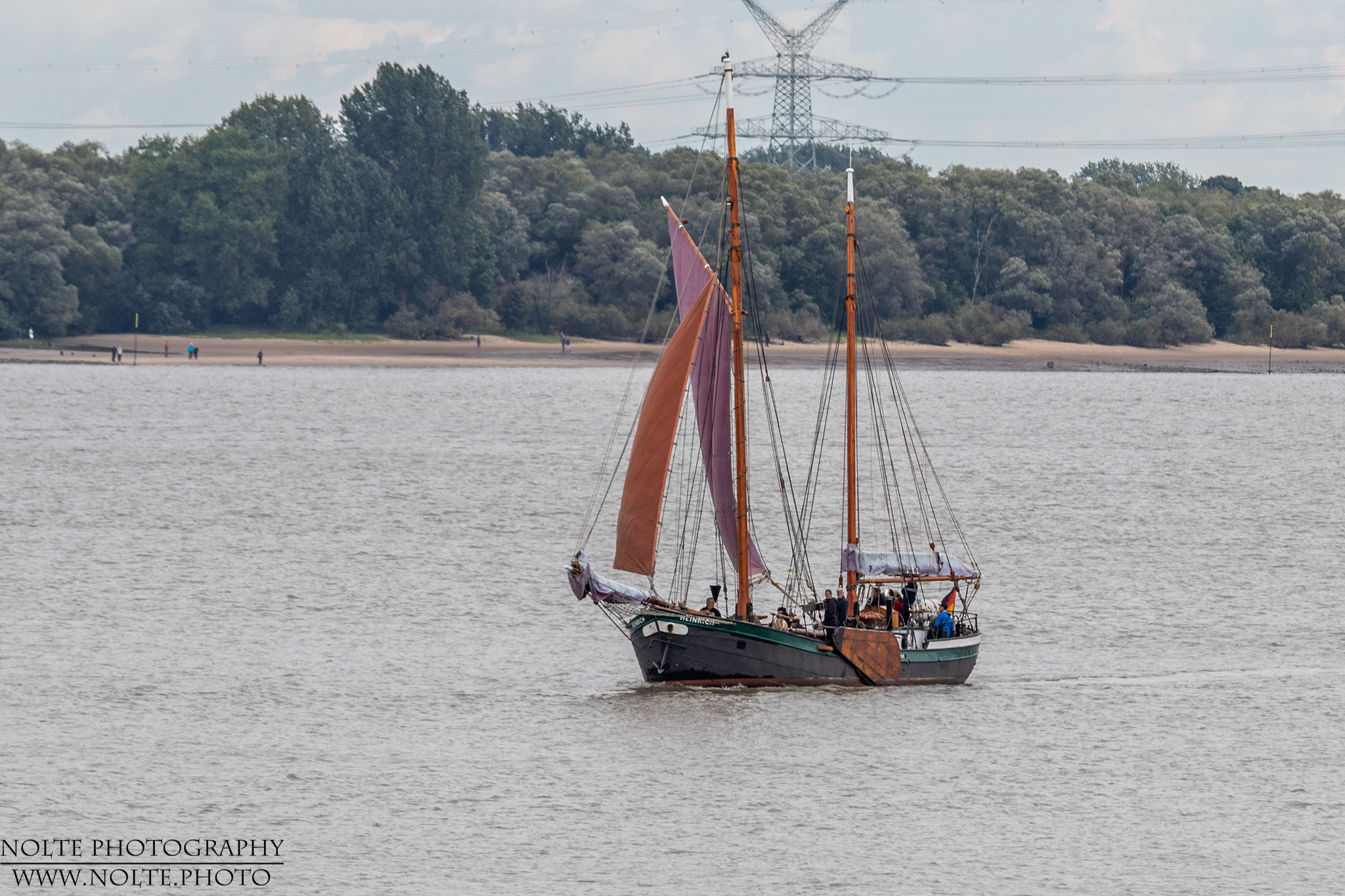 Ewer Heinrich auf der Elbe