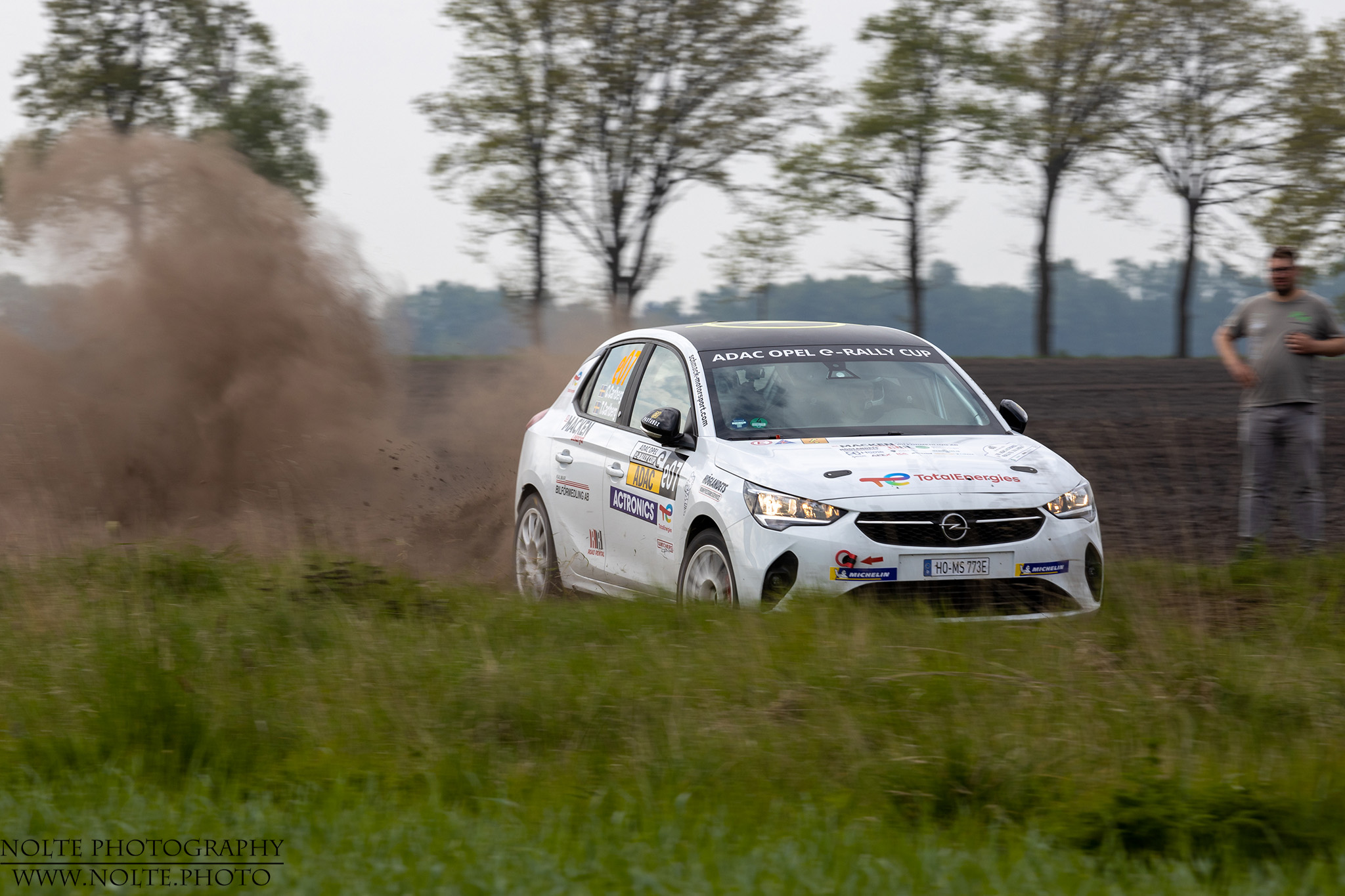 Dreckweolke hinter einem Opel Corsa E Rallye